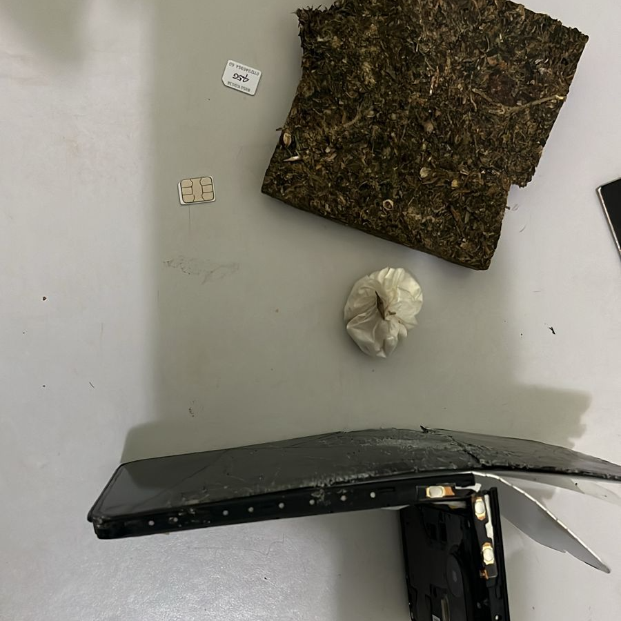 Droga apreendida ao lado do telefone celular destruído