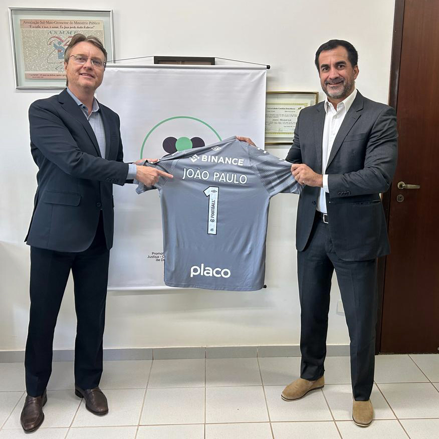 Os promotores de Justiça Ricardo Rotunno e Juliano Albuquerque seguram a camisa do goleiro do Santos, João Paulo