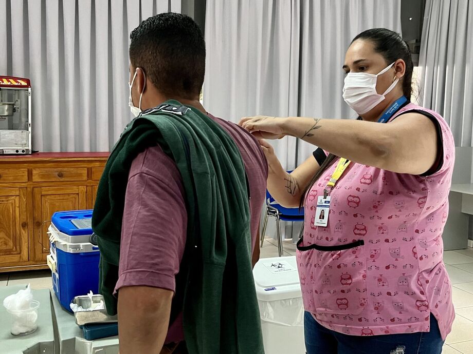 Prefeitura leva vacinação contra a gripe para funcionários e idosos de Instituição de Longa Permanência