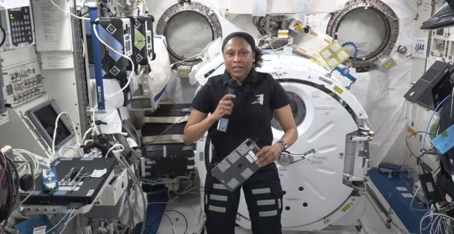 A astronauta Jeanette Epps, da Expedição 71 da NASA, responde as perguntas de estudantes do New York Hall of Science
