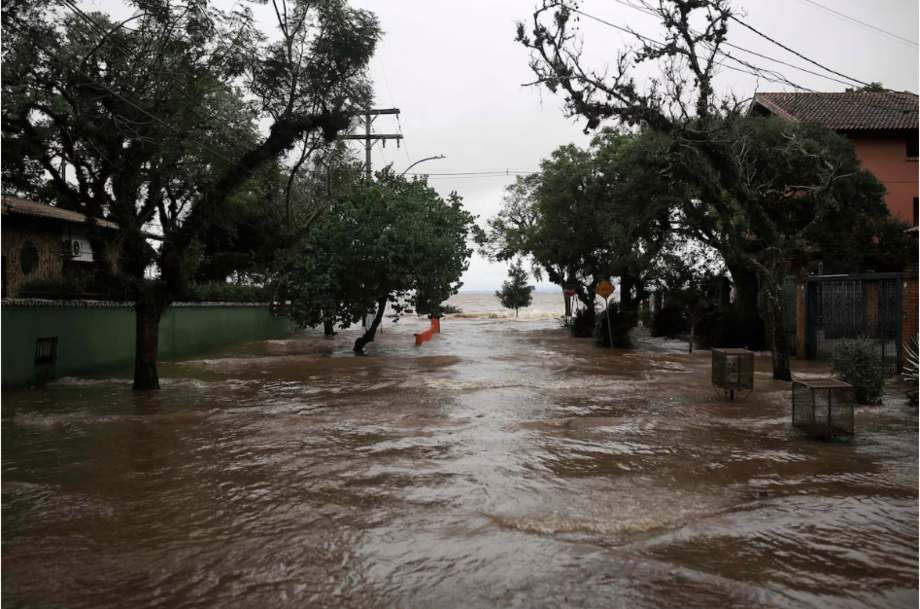 Lago Guaíba avança sobre ruas do bairro Ipanema, na zona sul