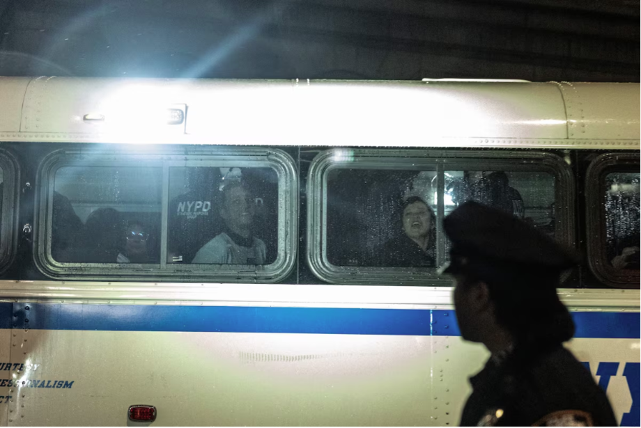 Um ônibus da polícia transporta manifestantes detidos do acampamento de protesto pró-Palestina e do Hamilton Hall, onde os manifestantes se barricaram em 30 de abril de 2024 na cidade de Nova York.