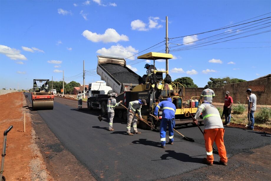 Trabalhadores aplicando a malha asfáltica na Avenida Wilson Paes