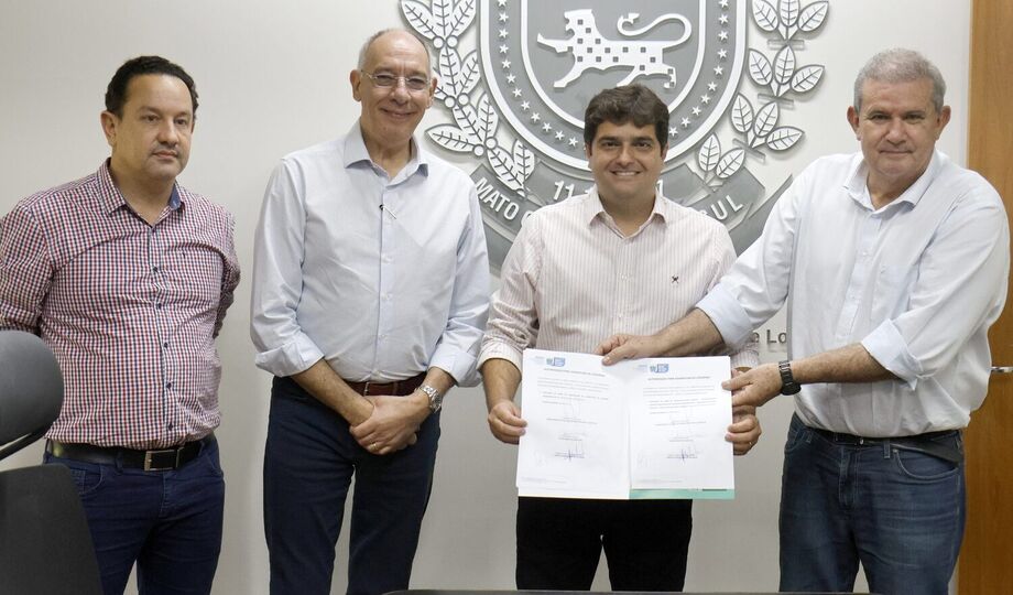 Convênios em Nioaque: Dois convênios foram firmados em Nioaque, destinando R$ 5,4 milhões para a revitalização da Praça XV de Novembro e R$ 948 mil para a construção de coberturas para quadras poliesportivas.