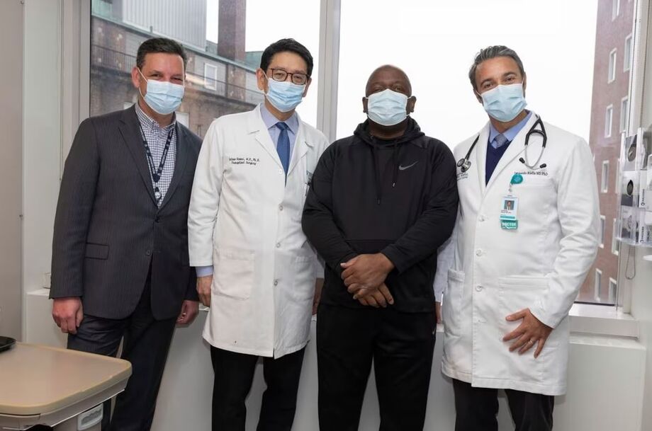 Richard Rick Slayman (terceiro homem, da esquerda para a direita) e equipe médica