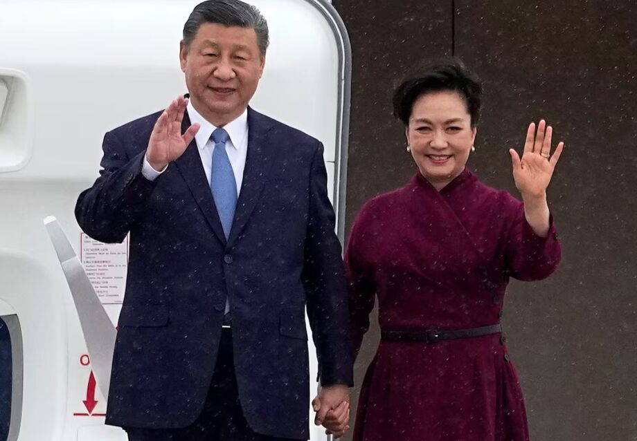 Presidente chinês Xi Jinping e primeira-dama Peng Liyuan desembarcam em Paris na primeira viagem à Europa em cinco anos.