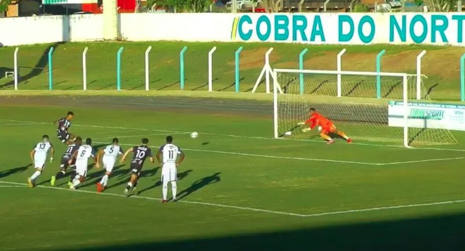 Rafael Silva, cobrando pênalti sofrido por ele mesmo, marcou o segundo gol da Inter no Laertão