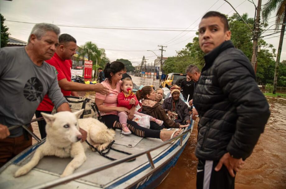 Pessoas sendo resgatadas em meio aos alagamentos no Rio Grande do sul. Ações contam com trabalho de autoridades e voluntários