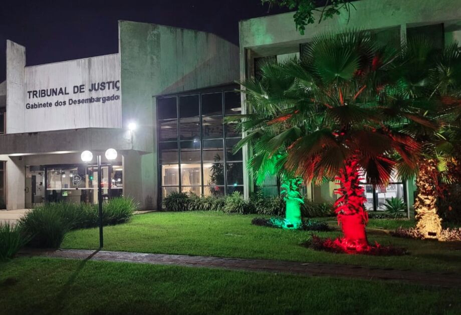 Tribunal ilumina fachada com as cores da bandeira do Rio Grande do Sul
