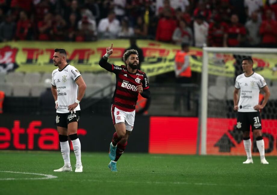 Gabigol comemora gol na Neo Química Arena pelo Flamengo