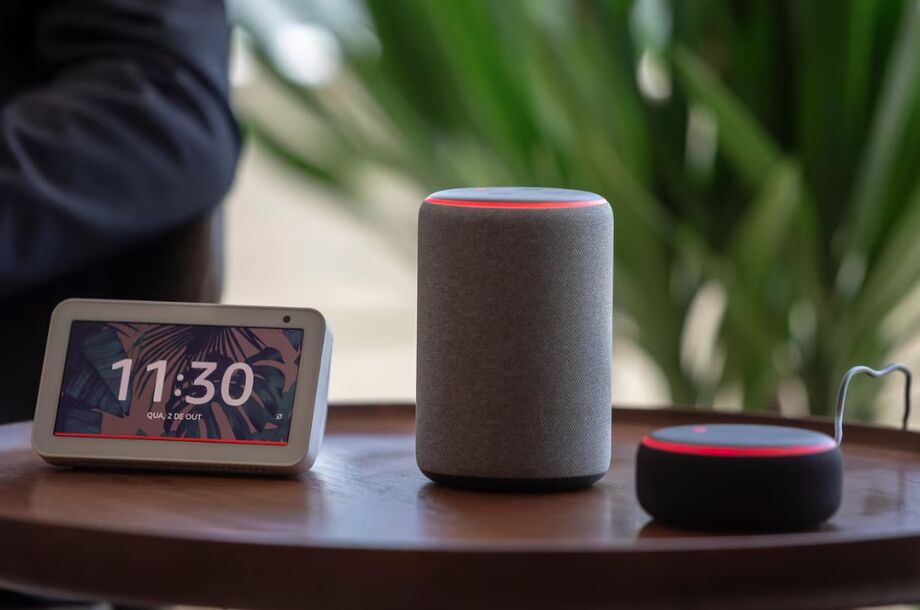 Amazon embute a inteligência artificial Alexa dentro de suas caixas de som inteligentes, como o Echo Dot