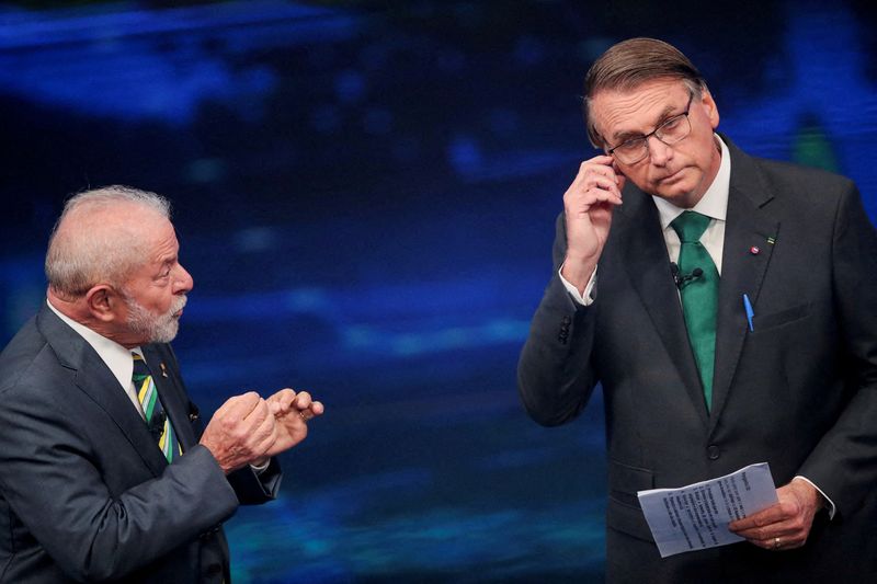 Lula e Bolsonaro durante debate na televisão