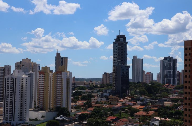 Céu claro e sol intenso marcam o feriado da Consciência Negra em Mato Grosso do Sul, com máximas acima de 35°C em algumas regiões.