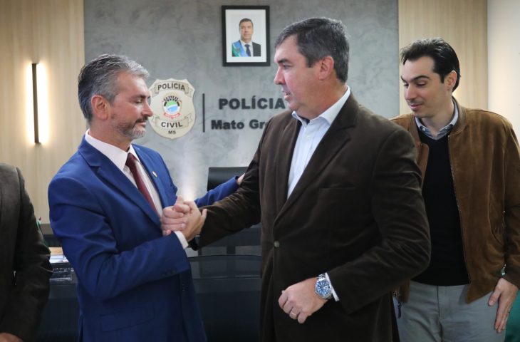 O governador, Eduardo Riedel, participou de reunião com o novo delegado-geral da Polícia Civil de Mato Grosso do Sul, Lupérsio Degerone Lucio