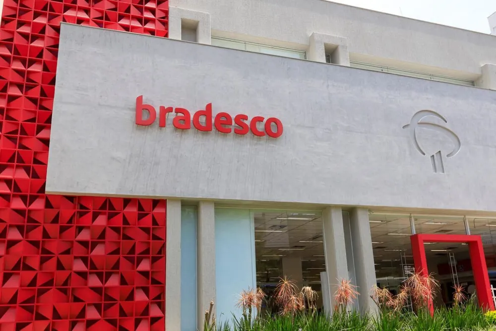 Bradesco retoma regime presencial para setores estratégicos a partir de 2026: medida afeta cerca de 900 funcionários