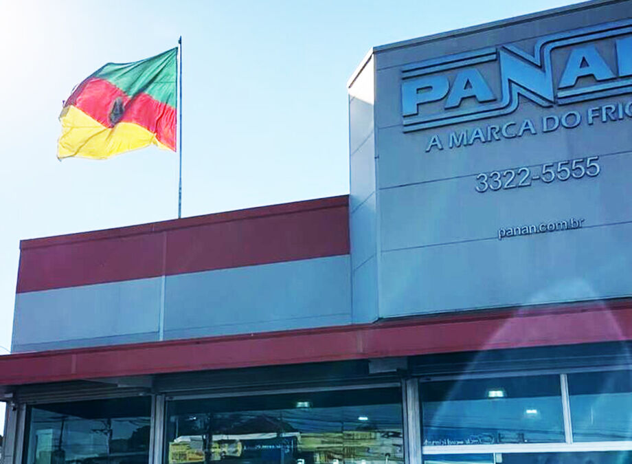 Bandeira do Rio Grande do Sul hasteada em frente a Panan