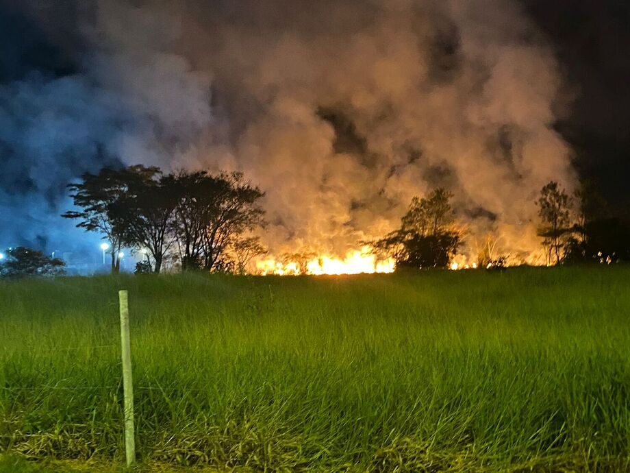 Incêndio de grandes proporções atinge mata próxima ao Parque das Nações Indígenas