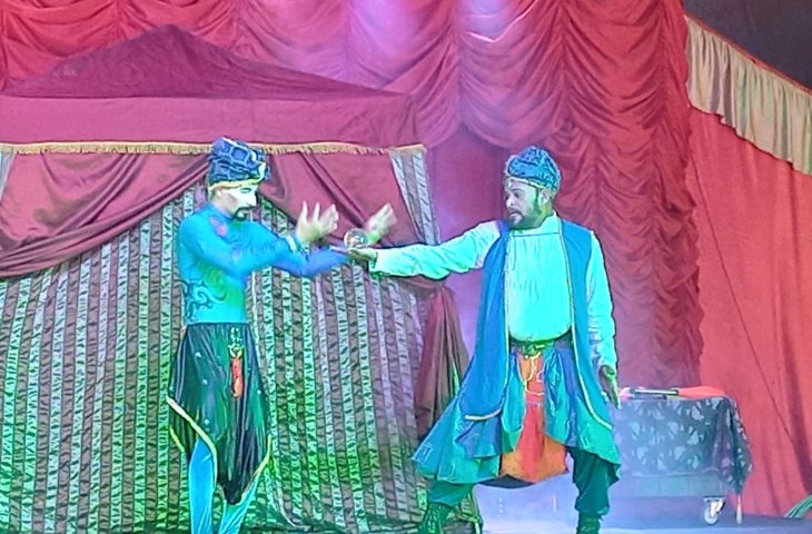O espetáculo circense 'O Grandioso Mini Cirquin das Arábias', do Circo do Mato, foi apresentado na Lona da 15ª Mostra Boca de Cena