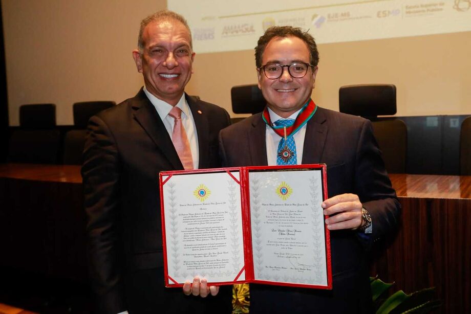 O Presidente da OAB/MS, Bitto Pereira, recebeu a Medalha do Mérito Judiciário das mãos do Vice-Presidente do TRE-MS, desembargador Carlos Eduardo Contar