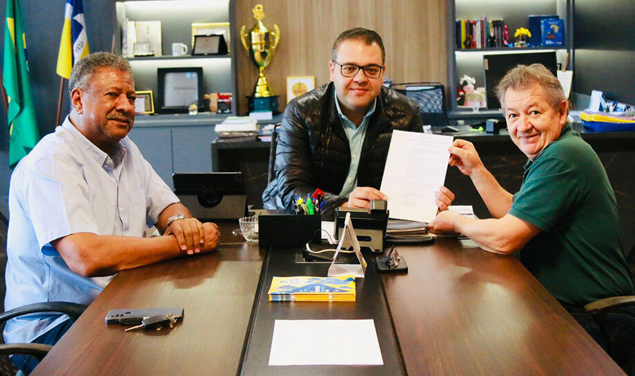Prefeito Alan Guedes ao lado do presidente do Sindicato dos Bancários de Dourados, Carlos Longo, e João Grandão, diretor de Assuntos Jurídicos do Sindicato