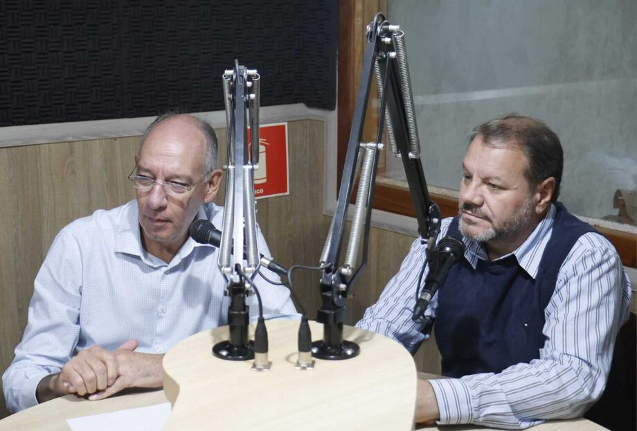 O secretário de Infraestrutura e Logística de Mato Grosso do Sul, Hélio Peluffo e o prefeito de Paranhos, Donizete Viaro no estudio da Band FM de Paranhos