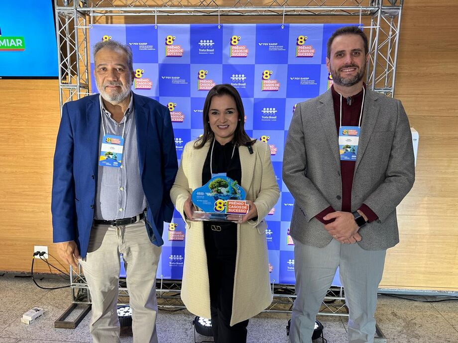 Themis de Oliveira, diretor-presidente da Águas Guariroba, prefeita Adriane, e o diretor-executivo da Águas Guariroba, Gabriel Buim - (Foto: Divulgação)