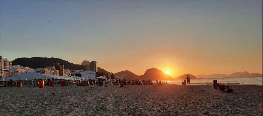 Praia de Copacabana amanheceu no domingo, dia seguinte ao show da Madonna, com a praia limpa e alguns fãs da artista descansando na areia