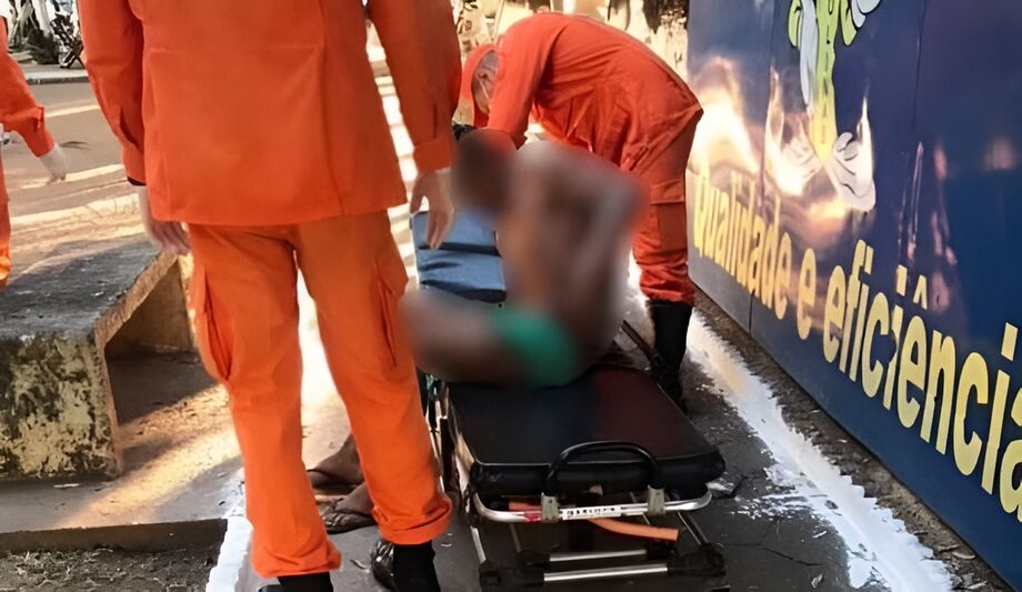 Homem que teve o corpo incendiado é socorrido, em Colinas do Tocantins