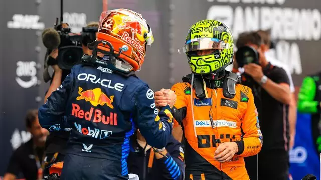 Max Verstappen cumprimentando Lando Norris ao final do circuito.