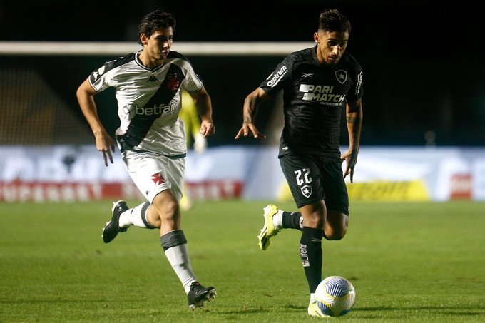 Vasco arranca empate no final e impede o Botafogo de assumir a liderança