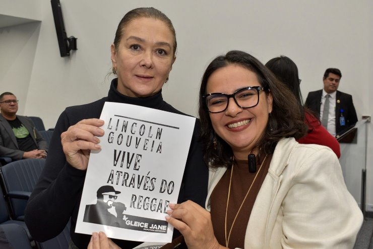 A deputada Gleice Jane ao lado da servidora Ana Amélia, mãe do artista Lincoln Gouveia, homenageado no Projeto de Lei 27/06/2024.