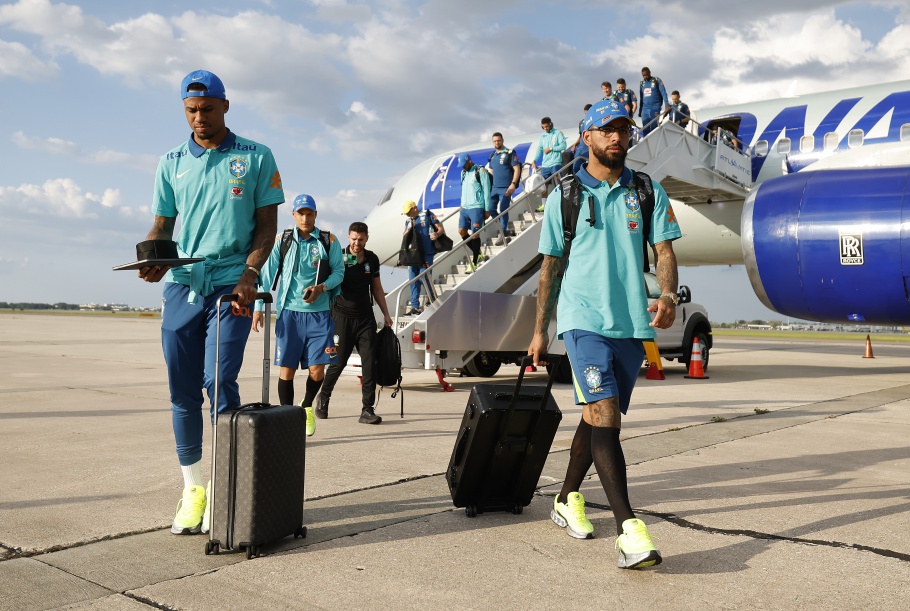 Gabriel Magalhães e Douglas Luiz no desembarque da Seleção Brasileira em Orlando