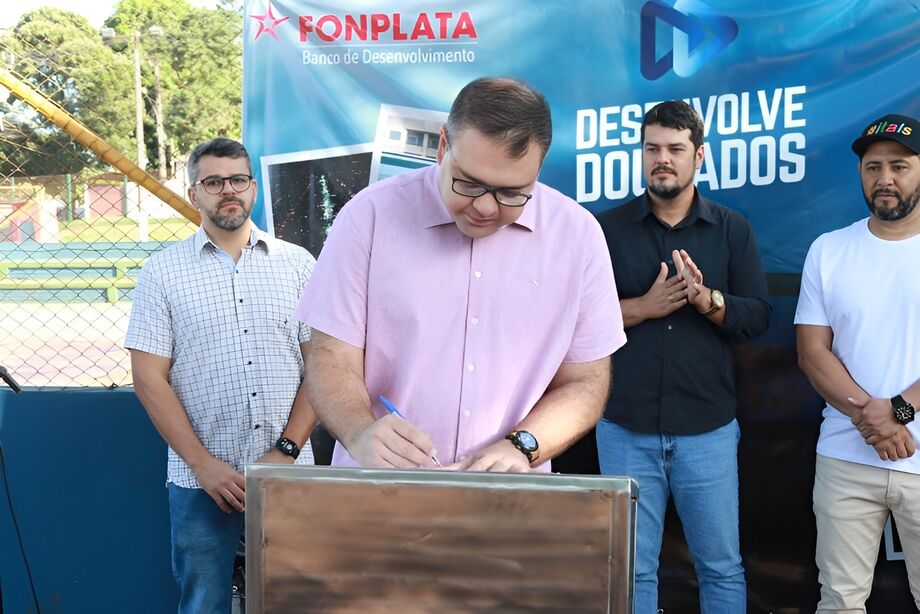 Prefeito Alan Guedes assinou a ordem de serviço