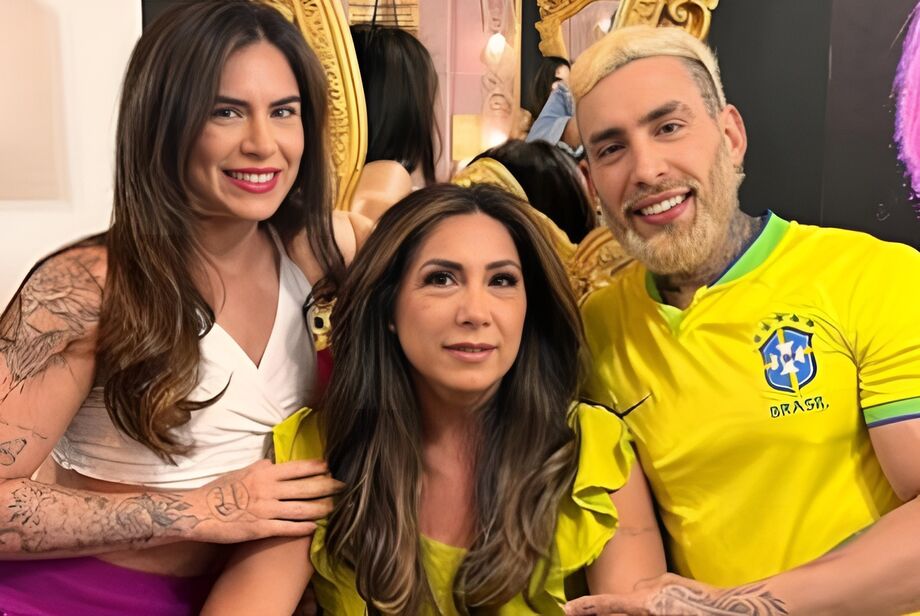 Djidja Cardoso (à esquerda) posa ao lado da mãe e do irmão