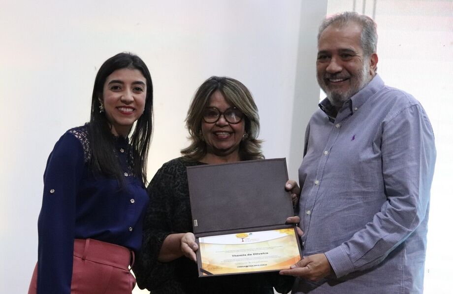 O diretor-presidente da Águas Guariroba, Themis de Oliveira, recebeu o Prêmio Ipê Amarelo de Meio Ambiente