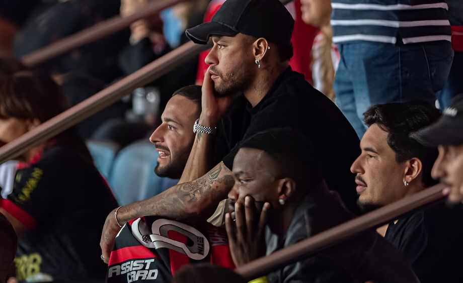 Neymar foi ao Maracanã para assistir ao jogo do Flamengo com o Grêmio