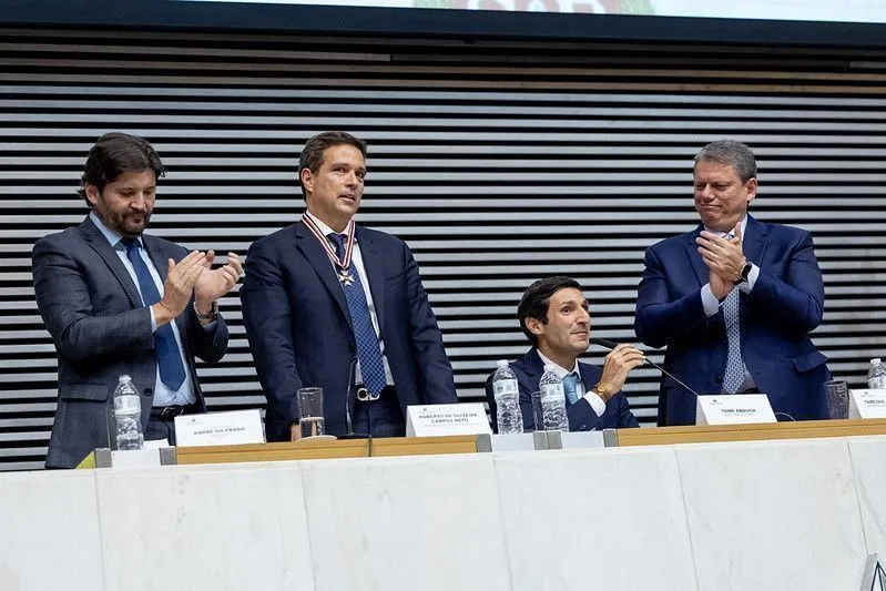 O governador de São Paulo, Tarcísio de Freitas (à direita), aplaude o presidente do BC, Roberto Campos Neto, que recebeu homenagem em sessão da Alesp