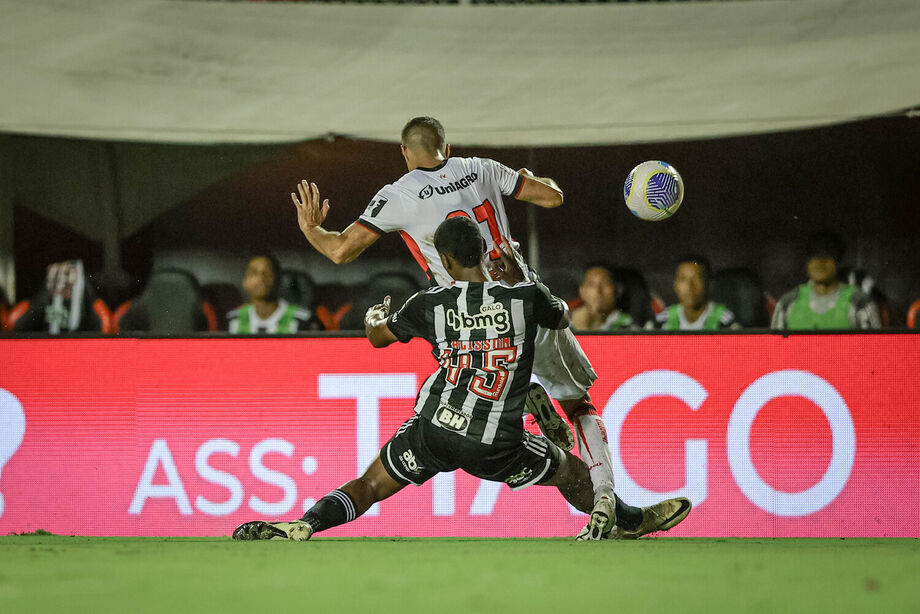 Vitória faz 4 a 2, impõe 2ª derrota seguida ao Atlético-MG e deixa zona de rebaixamento