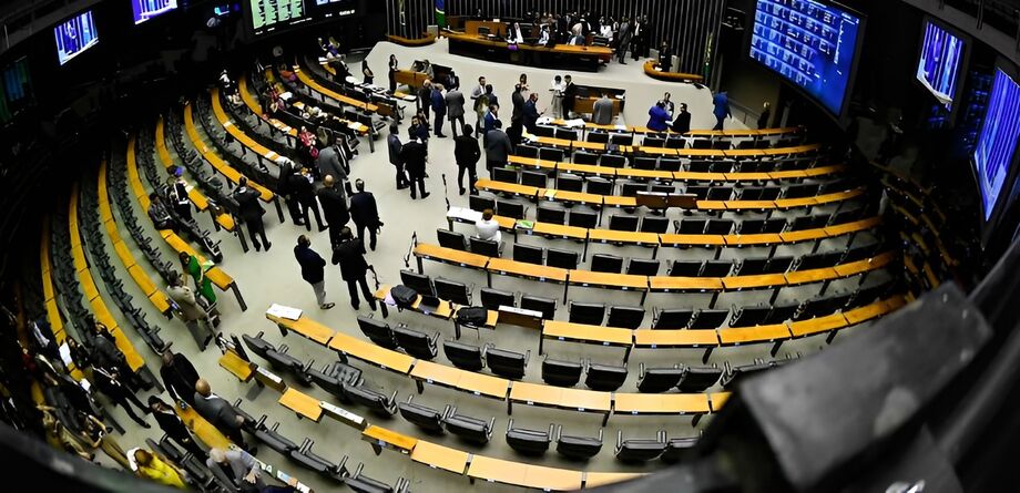 Plenário da Câmara dos Deputados durante sessão conjunta do Congresso Nacional