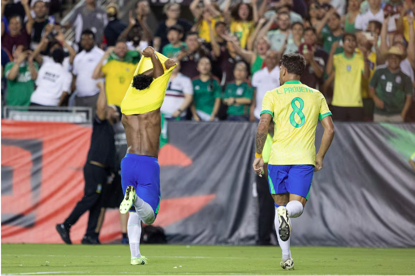 Endrick comemora gol da vitória nos acréscimos tirando a camisa.