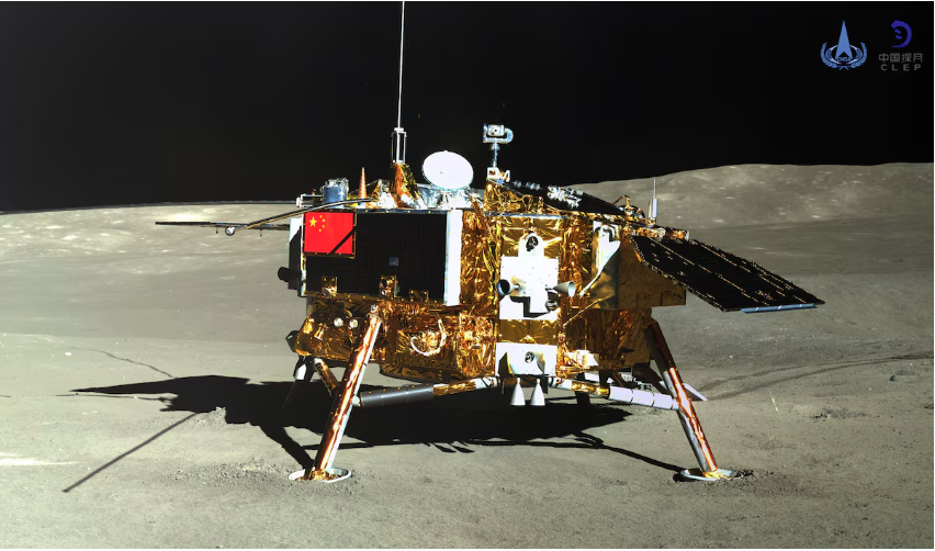 Foto de arquivo do módulo lunar da sonda Chang'e-4 em uma fotografia feita pelo módulo Yutu-2 no dia 11 de janeiro de 2019. Foto de arquivo do módulo lunar da sonda Chang'e-4 em uma fotografia feita pelo módulo Yutu-2 no dia 11 de janeiro de 2019.
