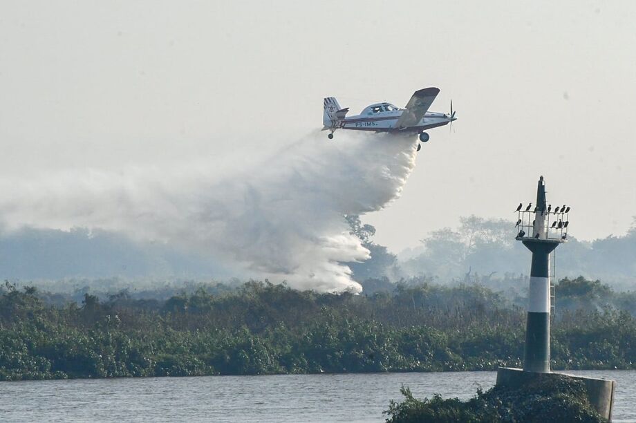 O avião Air Tractor tem capacidade de transportar até 3 mil litros de água para áreas de difícil acesso