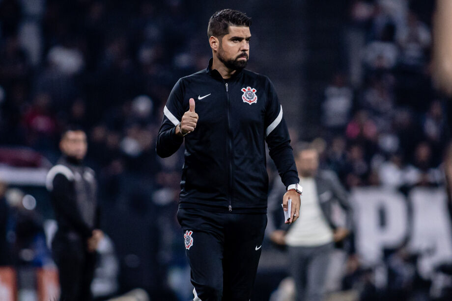 Em defesa final do cargo, António Oliveira 'vai a campo' para ensinar o Corinthians a finalizar