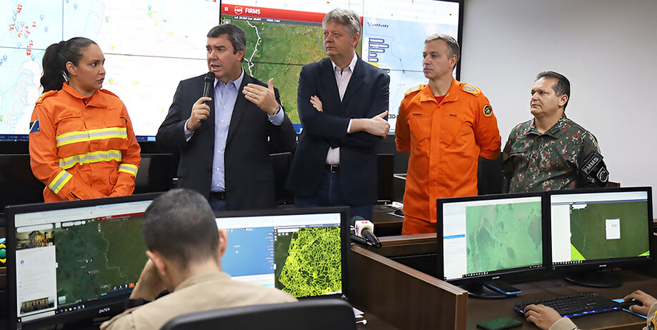 A coronel Tatiane de Oliveira, o governador Eduardo Riedel, o secretario Jaime Verrck e oficiais das forças de segurança