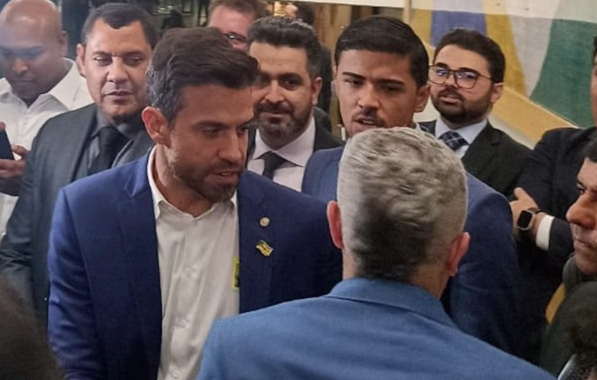 Marçal apareceu na Câmara com um broche de deputado (acima) e um do PRTB (abaixo); embaixo do paletó está o adesivo próprio de cidadãos que visitaram o espaço fazendo identificação anterior na portaria.
