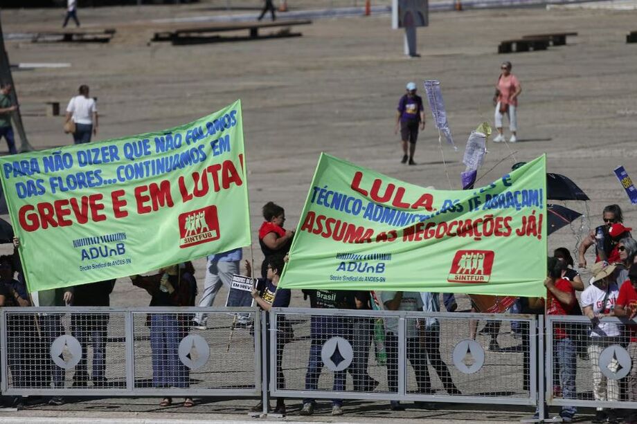 Nesta segunda-feira, durante o evento no Palácio do Planalto, servidores em greve protestaram na Praça dos Três Poderes