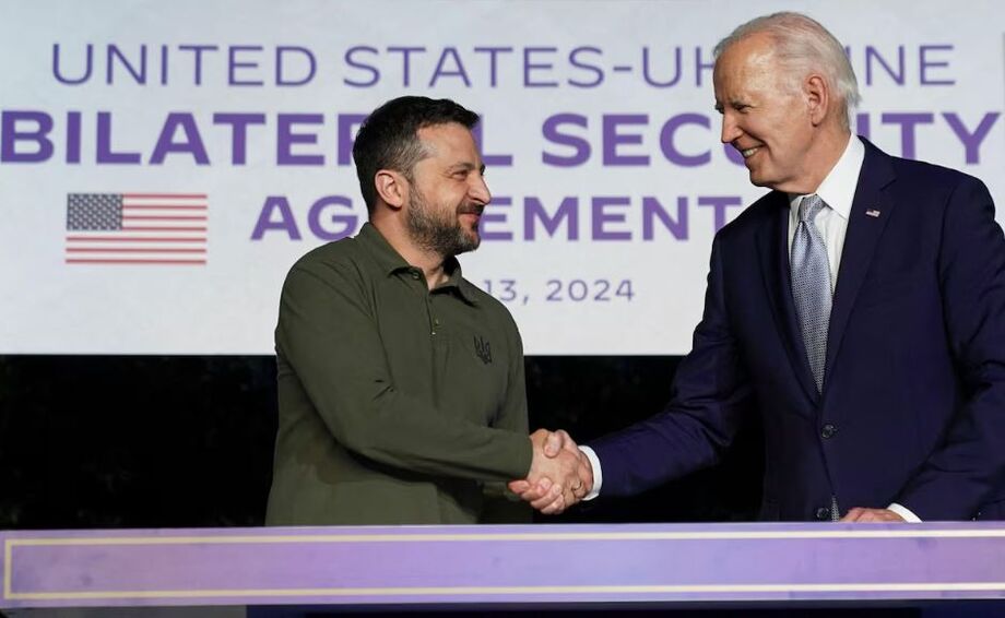 Presidente dos EUA, Joe Biden, e da Ucrânia, Volodmir Zelenski, apertam as mãos após assinar acordo de segurança
