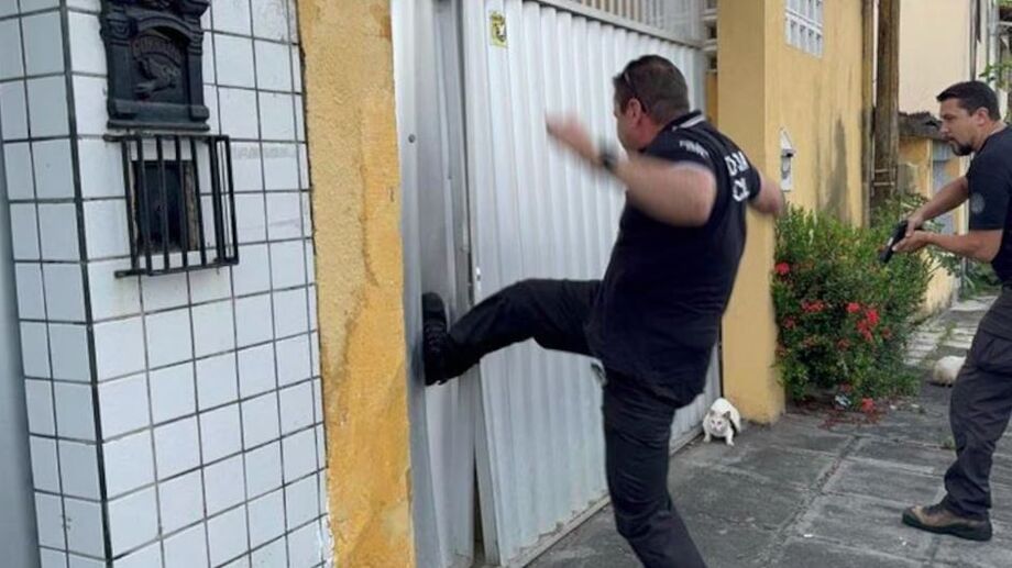 Policiais civis entram na casa dos acusados de fraudar campanha de arrecadação de doações; casal foi preso