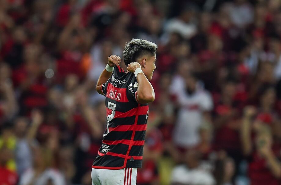 Luiz Araújo, autor dos dois gols do Flamengo