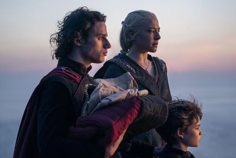 No centro, Rainha Rhaenyra (Emma D'Arcy) era sucessora escolhida pelo Rei, pai dela, para o Trono de Ferro, mas viu a antiga amiga e agora rival